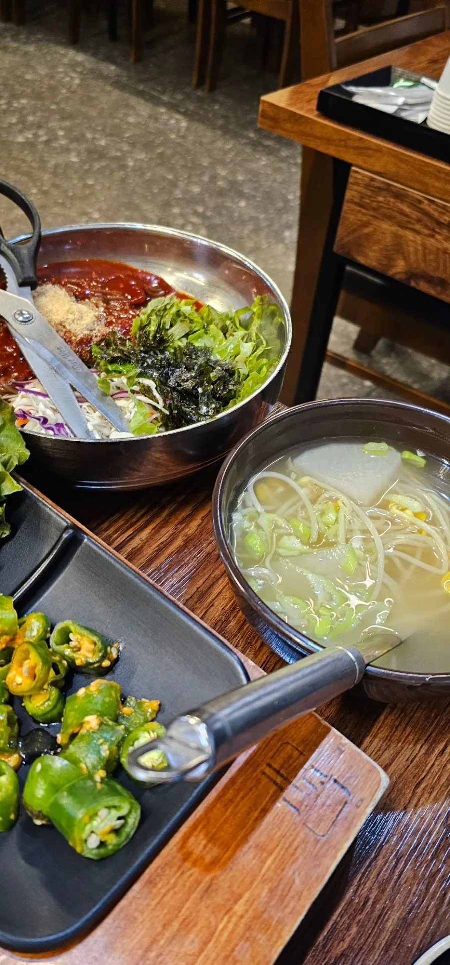 Bibim makguksu eaten alongside the jokbal