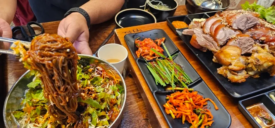 Table spread of jokbal and makguksu at Gwihan Jokbal