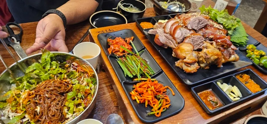 Family dining table at Gwihan Jokbal