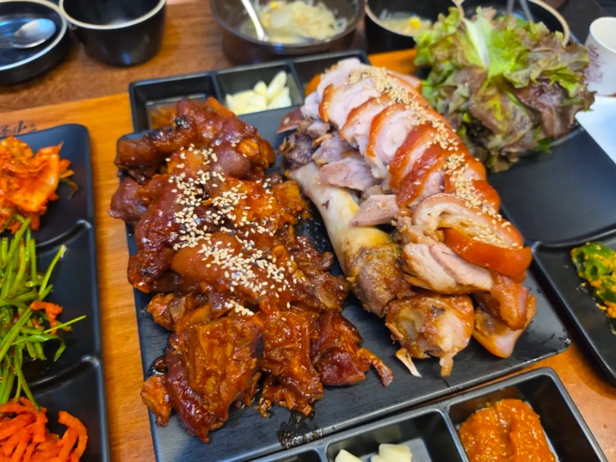 불족발과 일반 족발이 함께 담긴 반반 족발 한 상