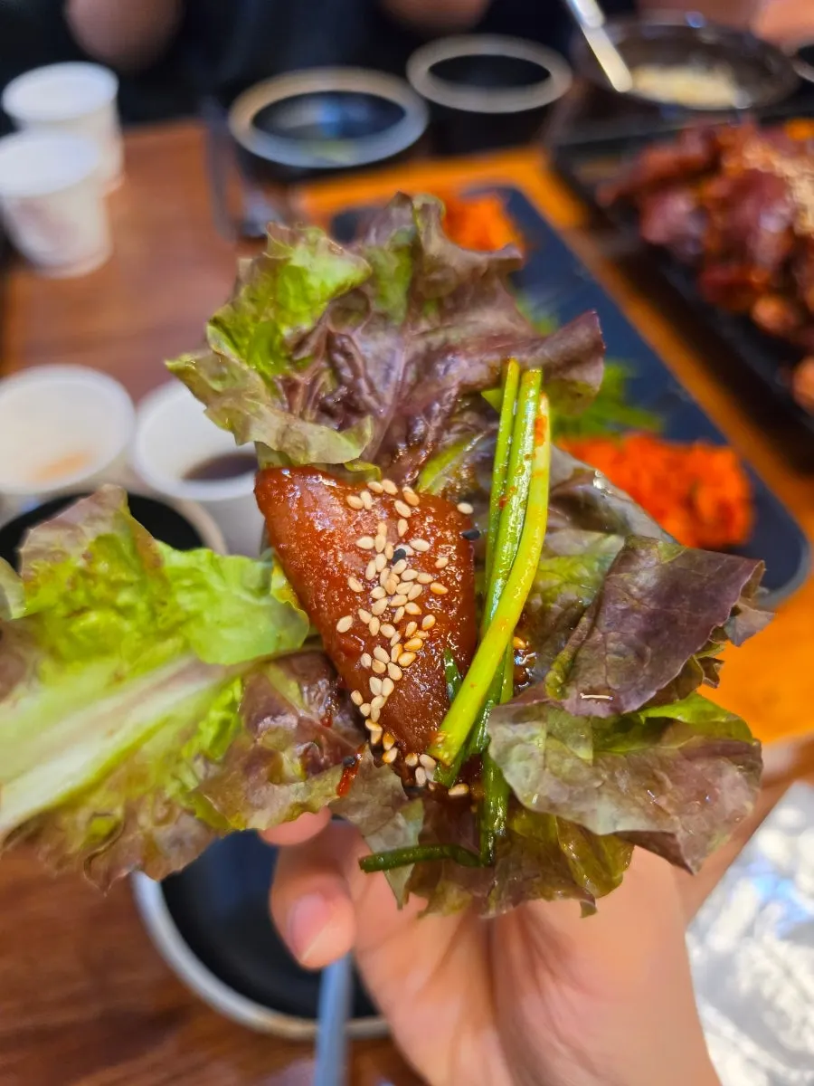 막국수와 해물국물, 주먹밥이 함께 놓인 족발 세트 상차림