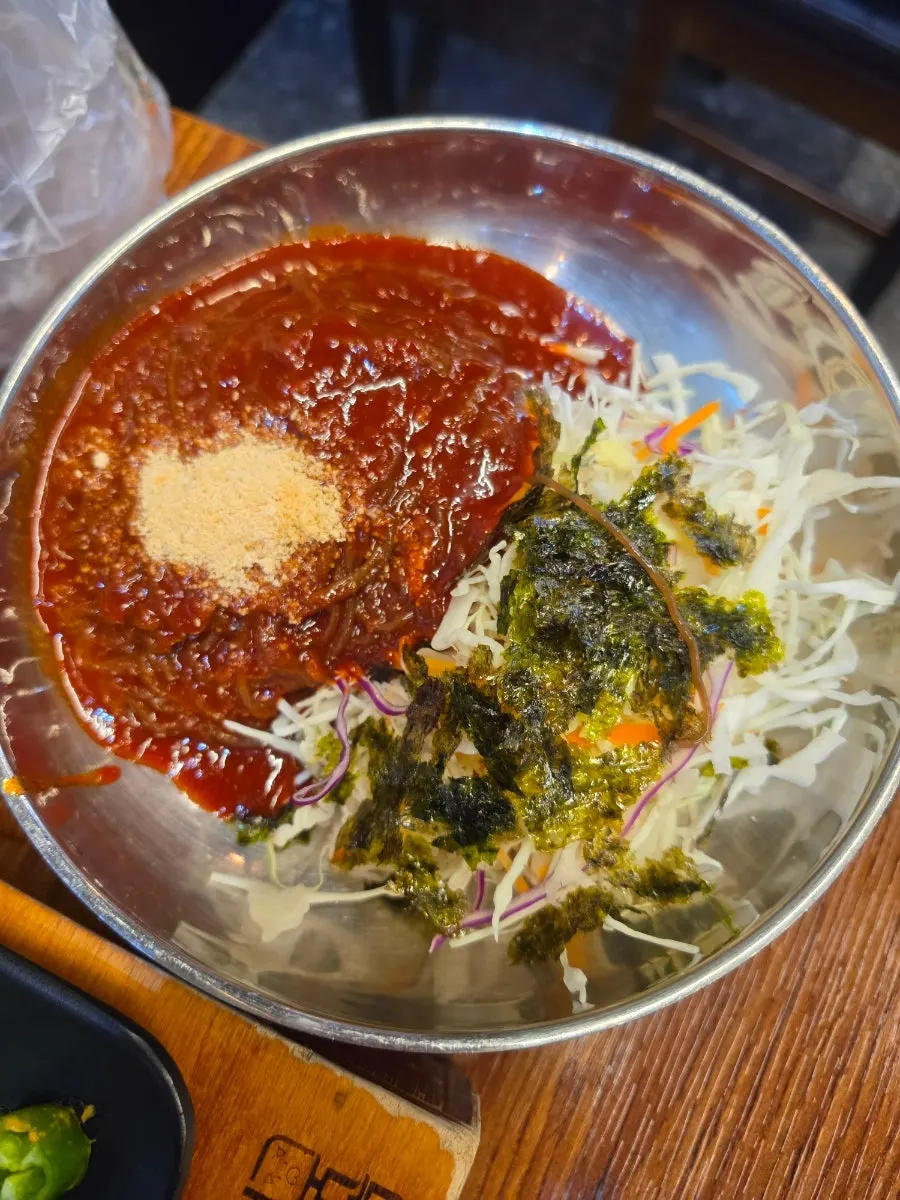 막국수에 돌돌 싸 먹는 족발