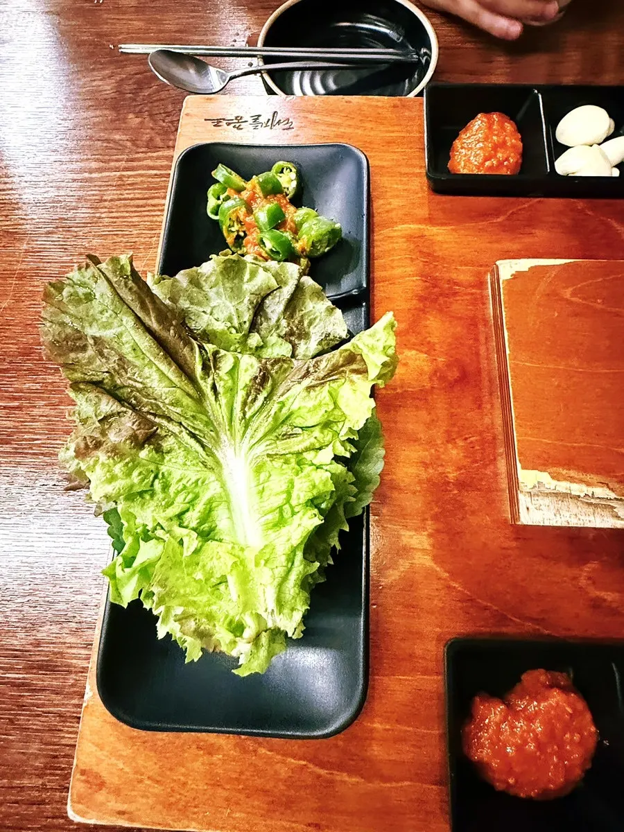 Lettuce leaves and side dishes for wrapping