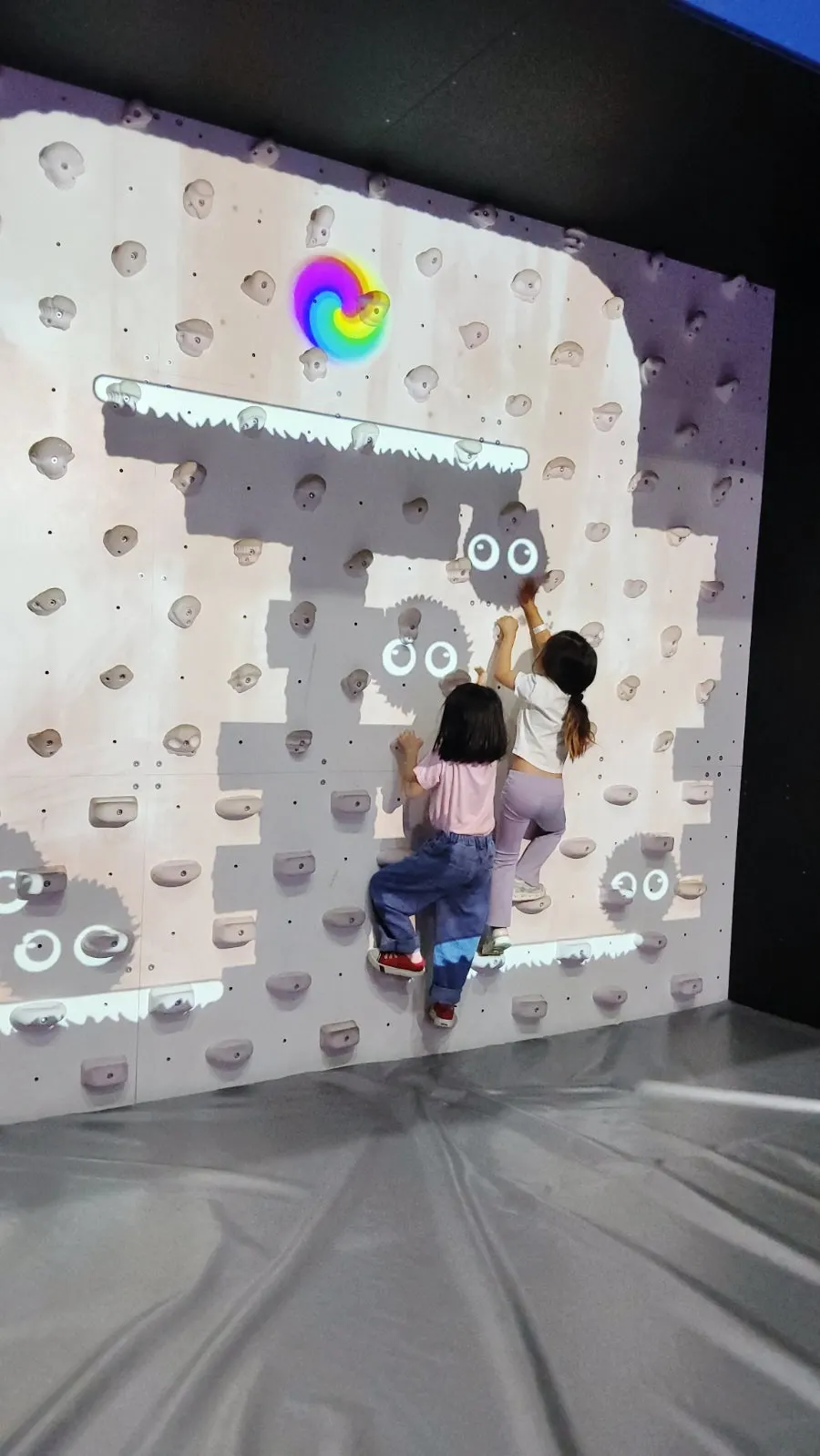 Kids bouncing around in the Net Play area