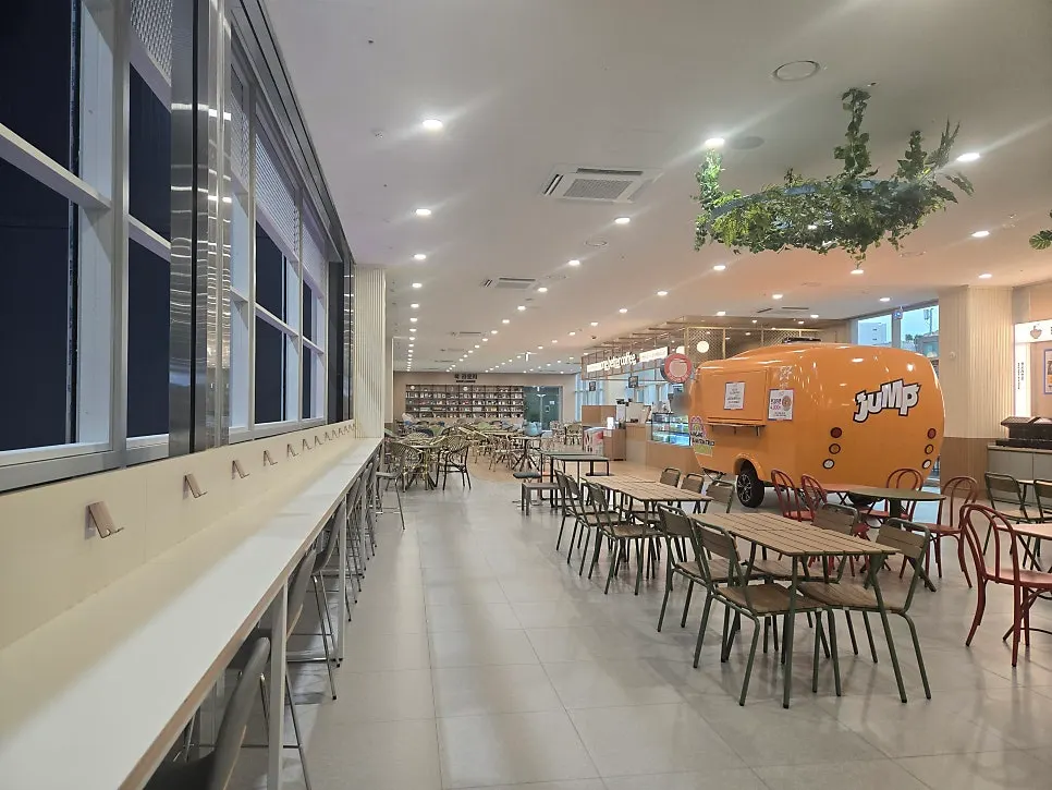 The spacious, comfortable food lounge