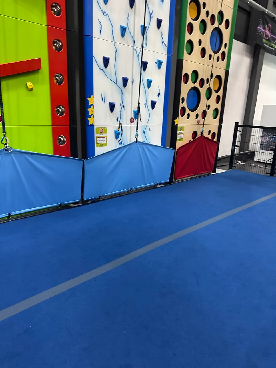 Climbing structure showing difficulty with star shapes