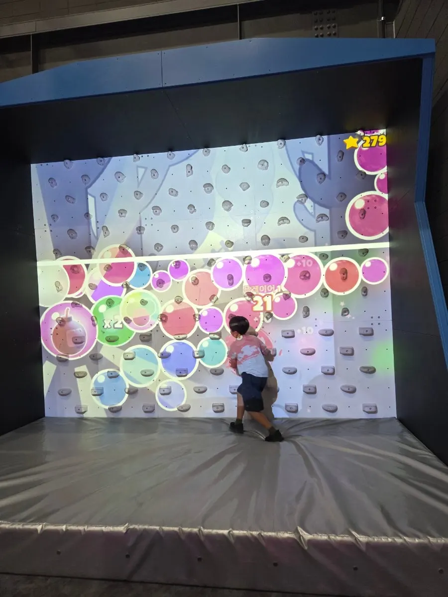 점프 1층 다양한 액티비티 시설 전경