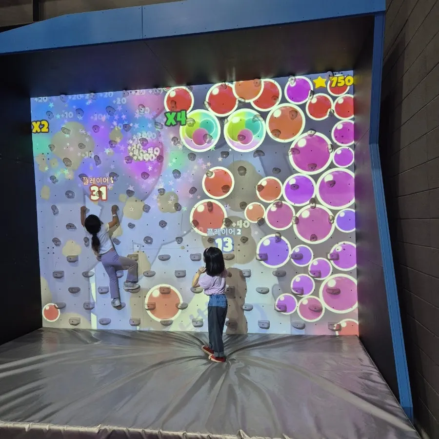 손발을 대면 전구가 켜지는 점프 협동 게임