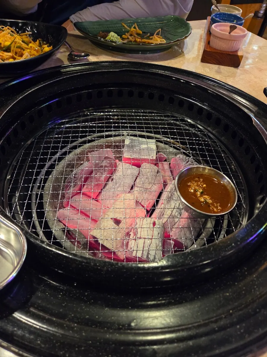 Hwangje sogalbisal with marbling on a black plate
