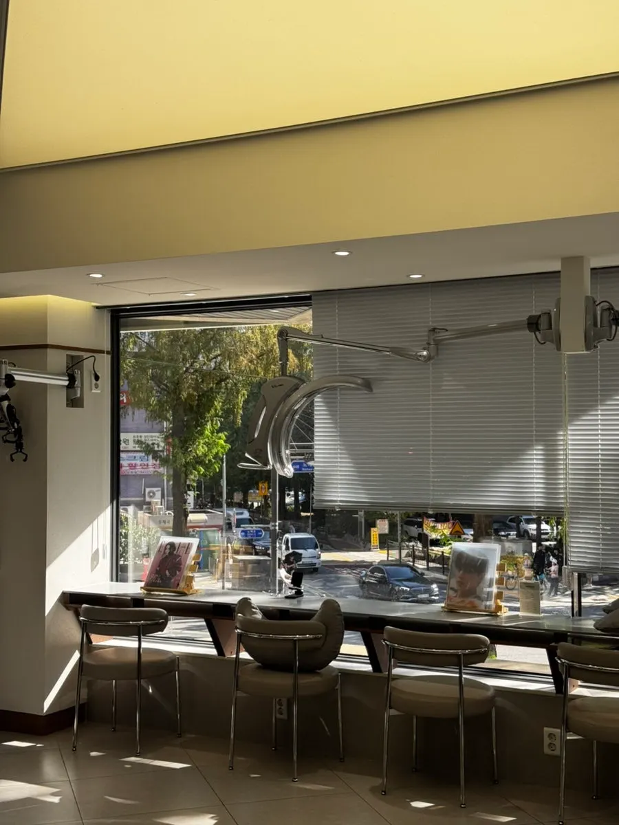 Salon seating area with an open view by the window