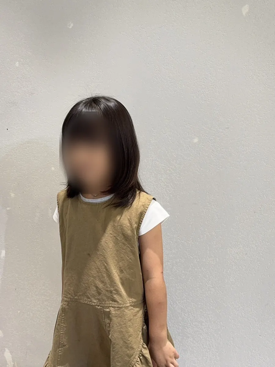 The child standing in front of the mirror after the treatment