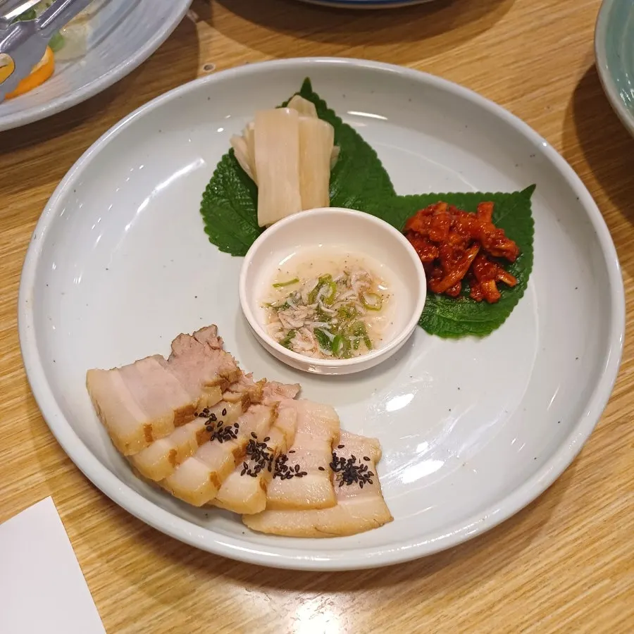 Medicinal-herb bossam served with white kimchi