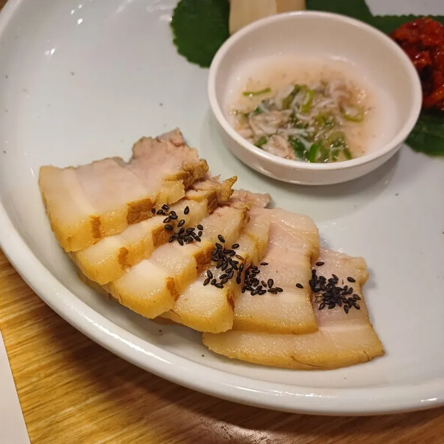 Bossam spread with dried radish and salted shrimp