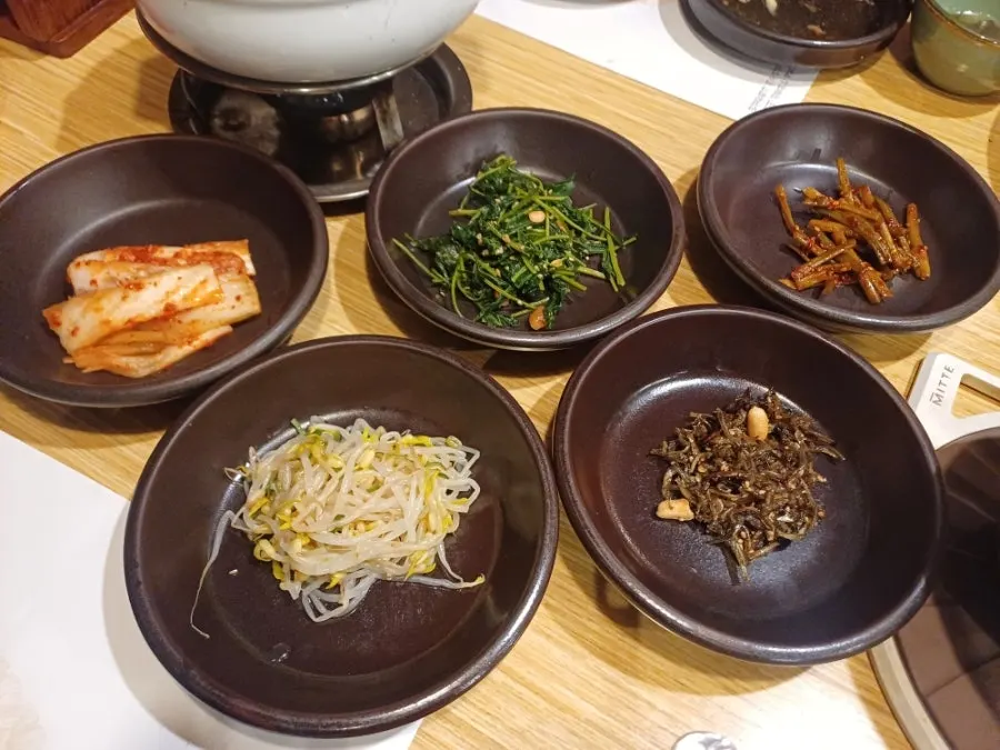 Five side dishes served with the rice hotpot