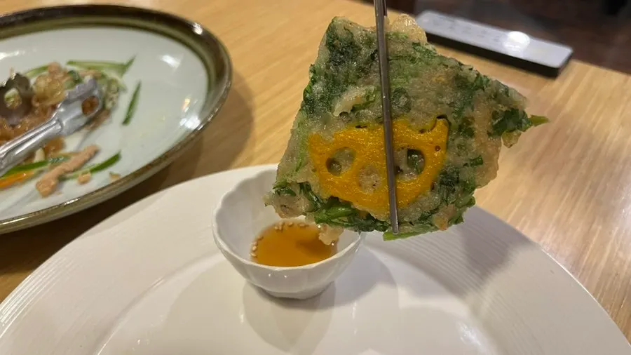 봄나물과 세발나물 샐러드 접시