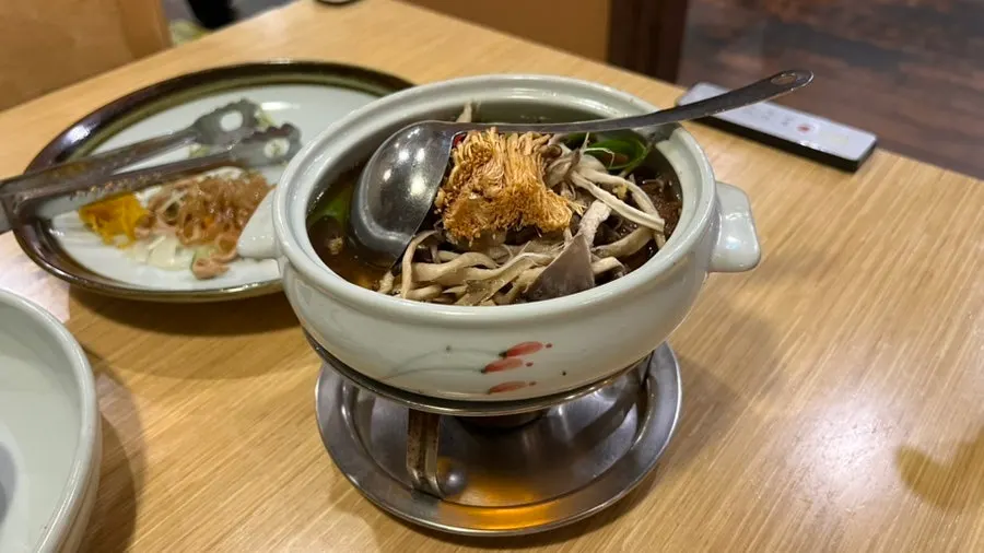 도자기에 담겨 나온 영양버섯갈비찜