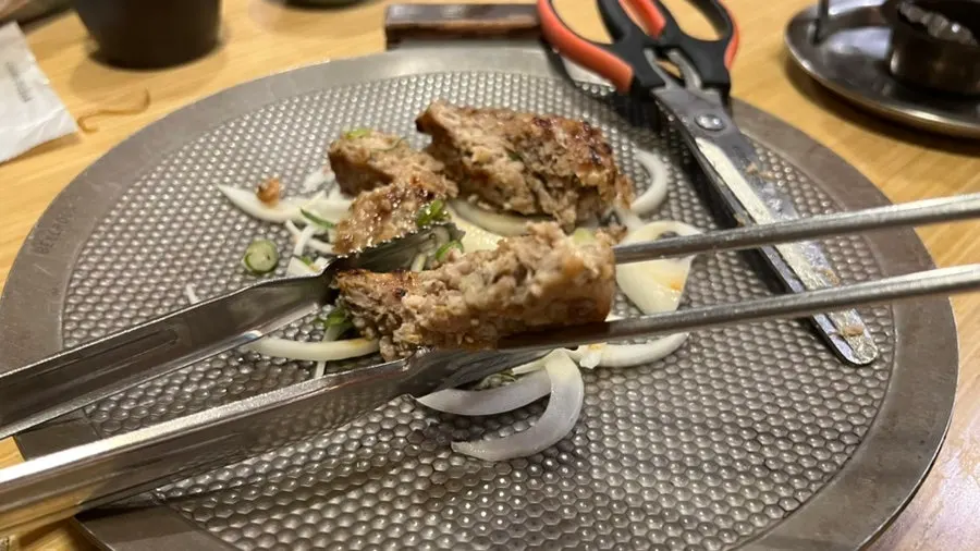 테이블 열판 위에 올려진 마실떡갈비