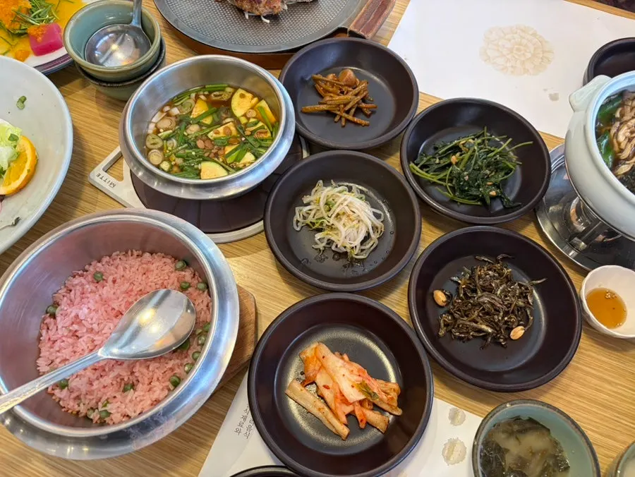 Table of seasonal namul side dishes