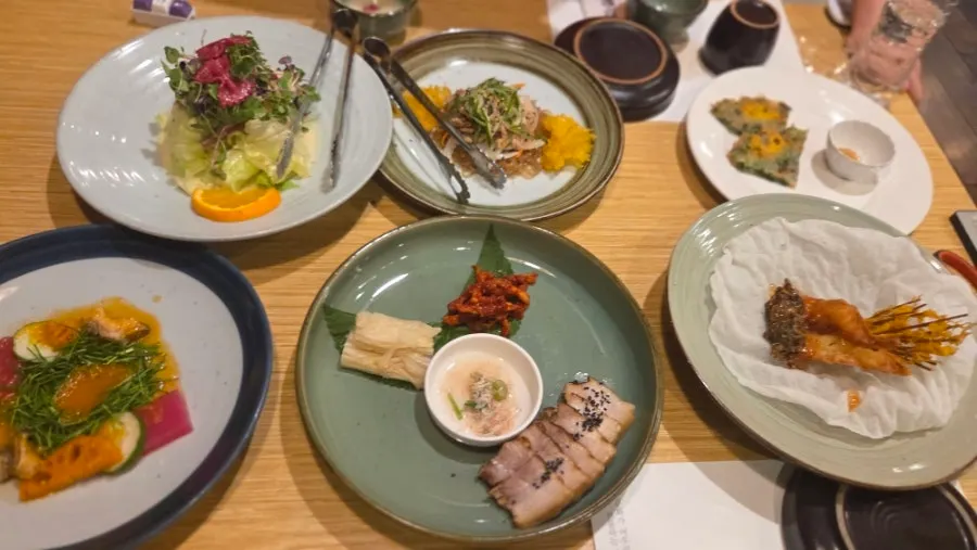 버섯 전골과 잡곡밥 상차림