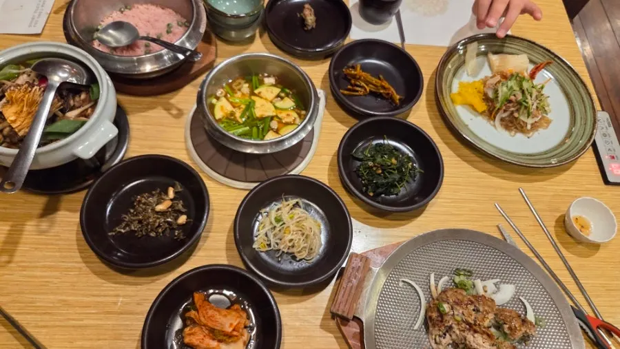 고사리 콩나물 시금치나물 등 정갈한 밑반찬