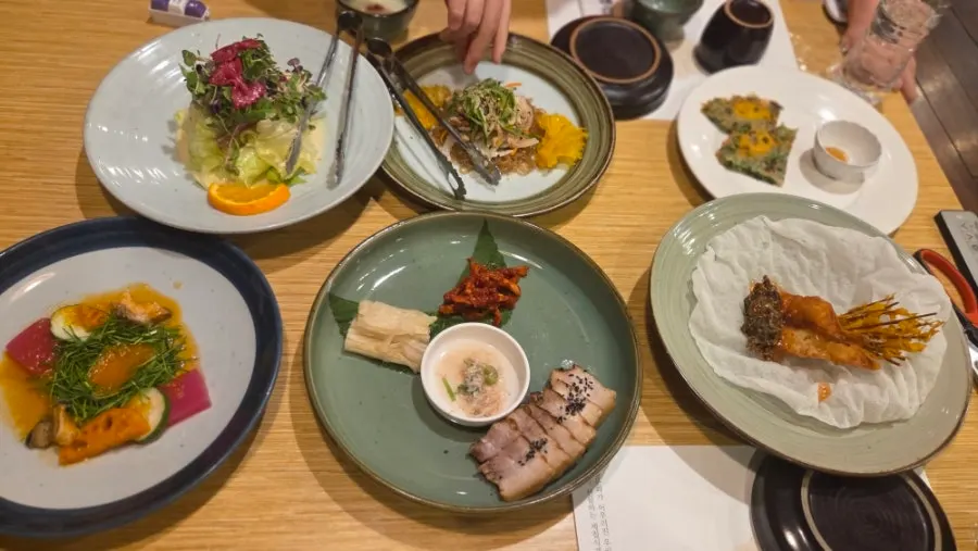 가족모임 자리에 차려진 한식 코스 전경