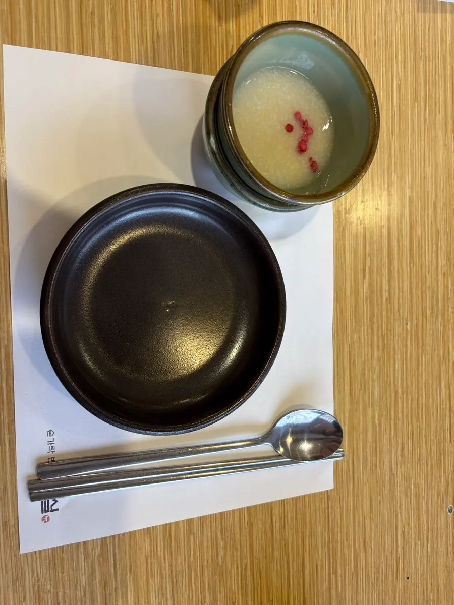 한정식집 내부 좌석과 상 차림 공간