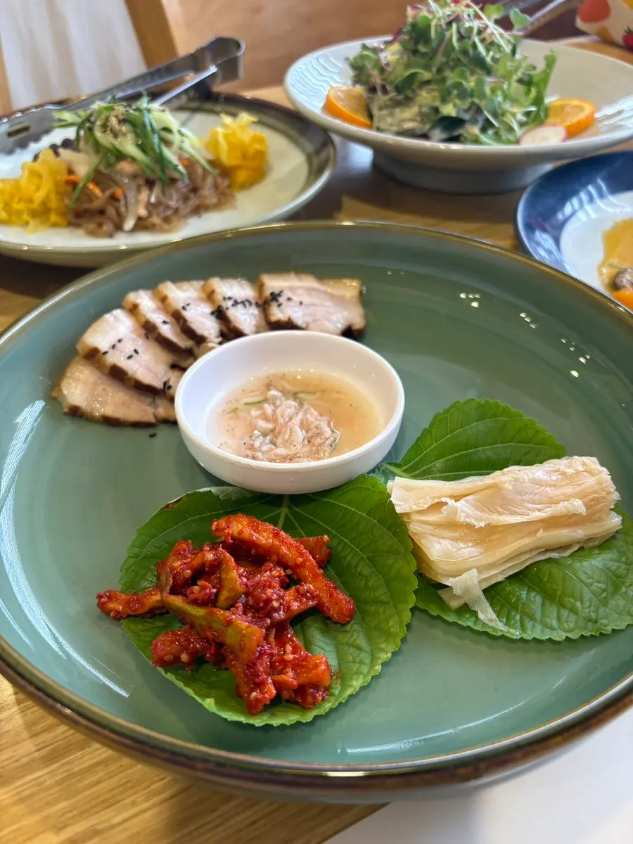 2인세트에 함께 나온 여러 반찬 접시