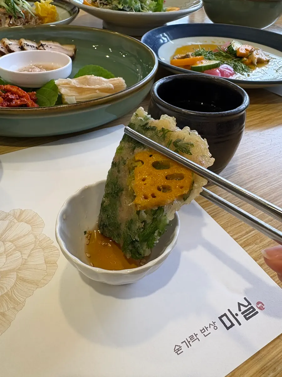 코스로 나온 샐러드 한 접시