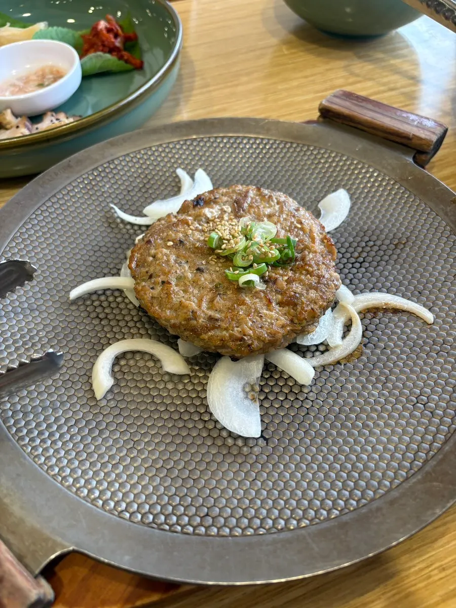 버섯이 담긴 버섯전골 냄비