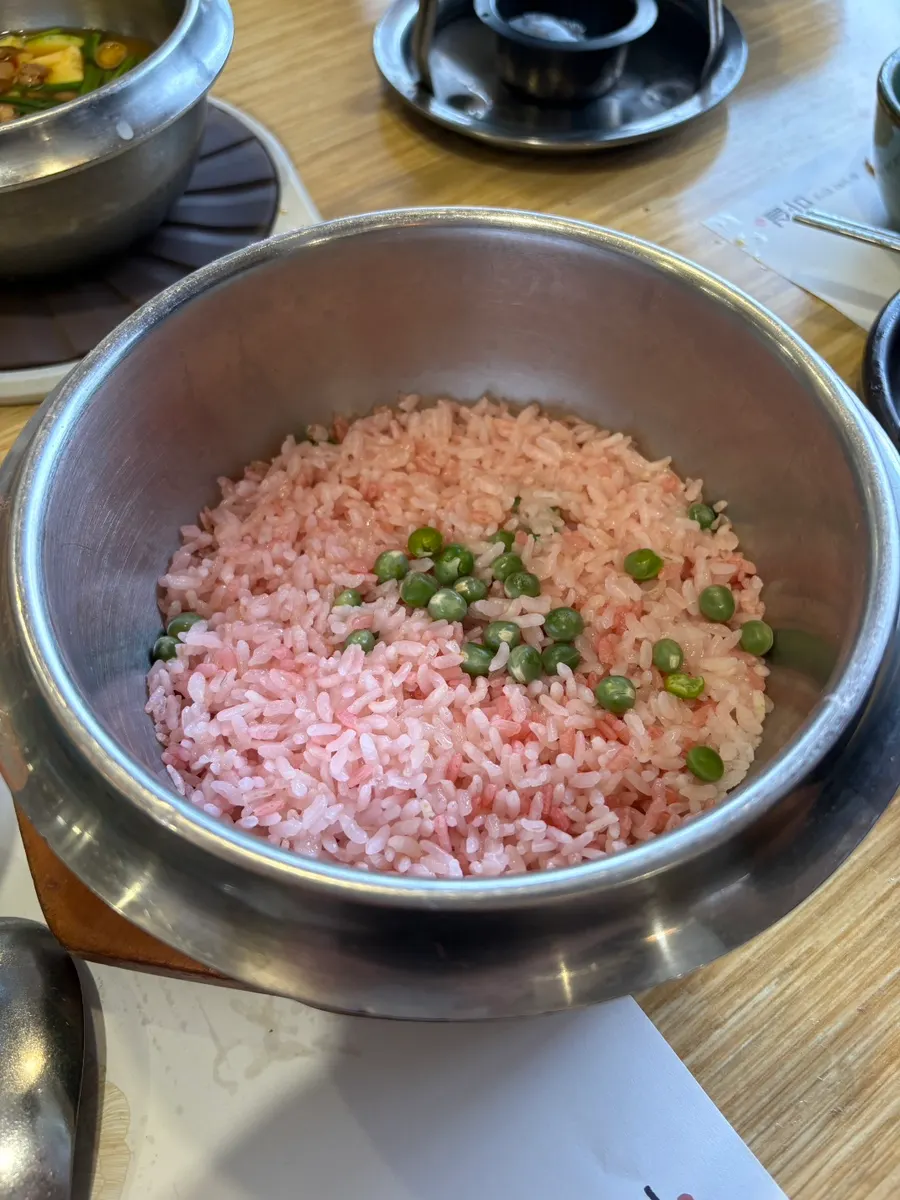 따뜻한 접시에 올려 나온 떡갈비