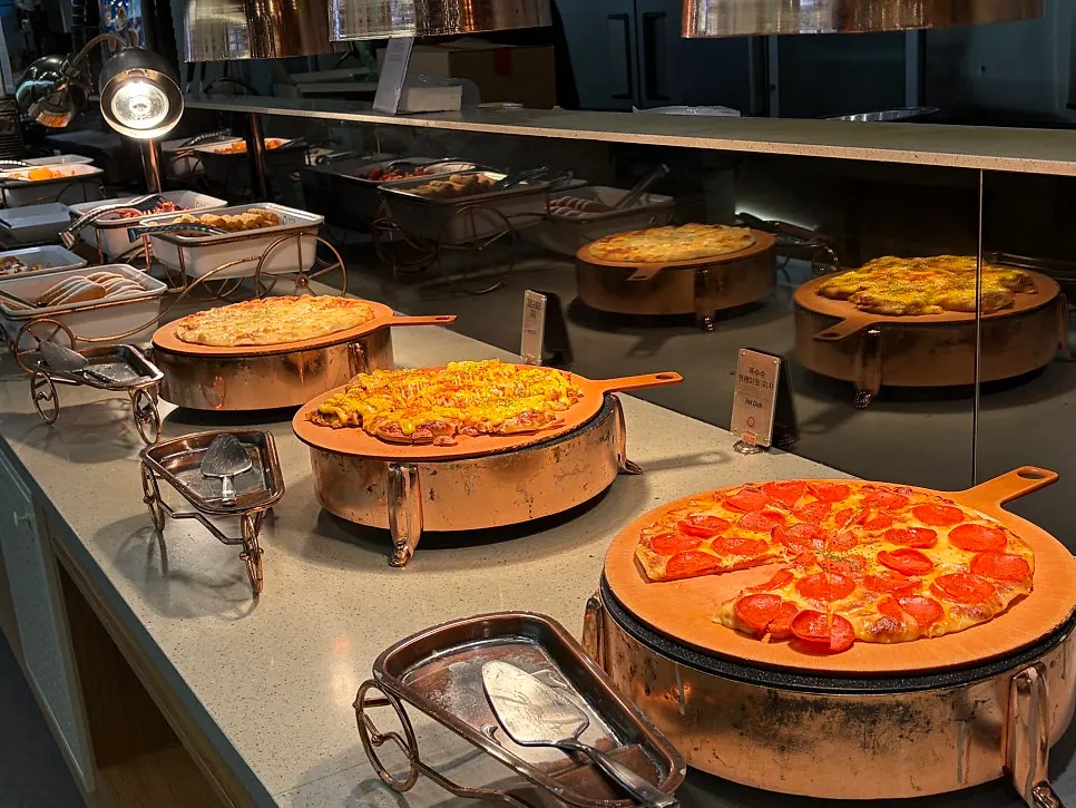 View of the buffet counters at Kuu Kuu Nowon Branch