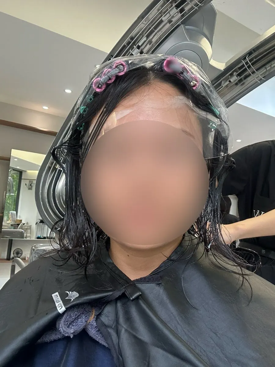 뿌리펌 진행 중인 모발