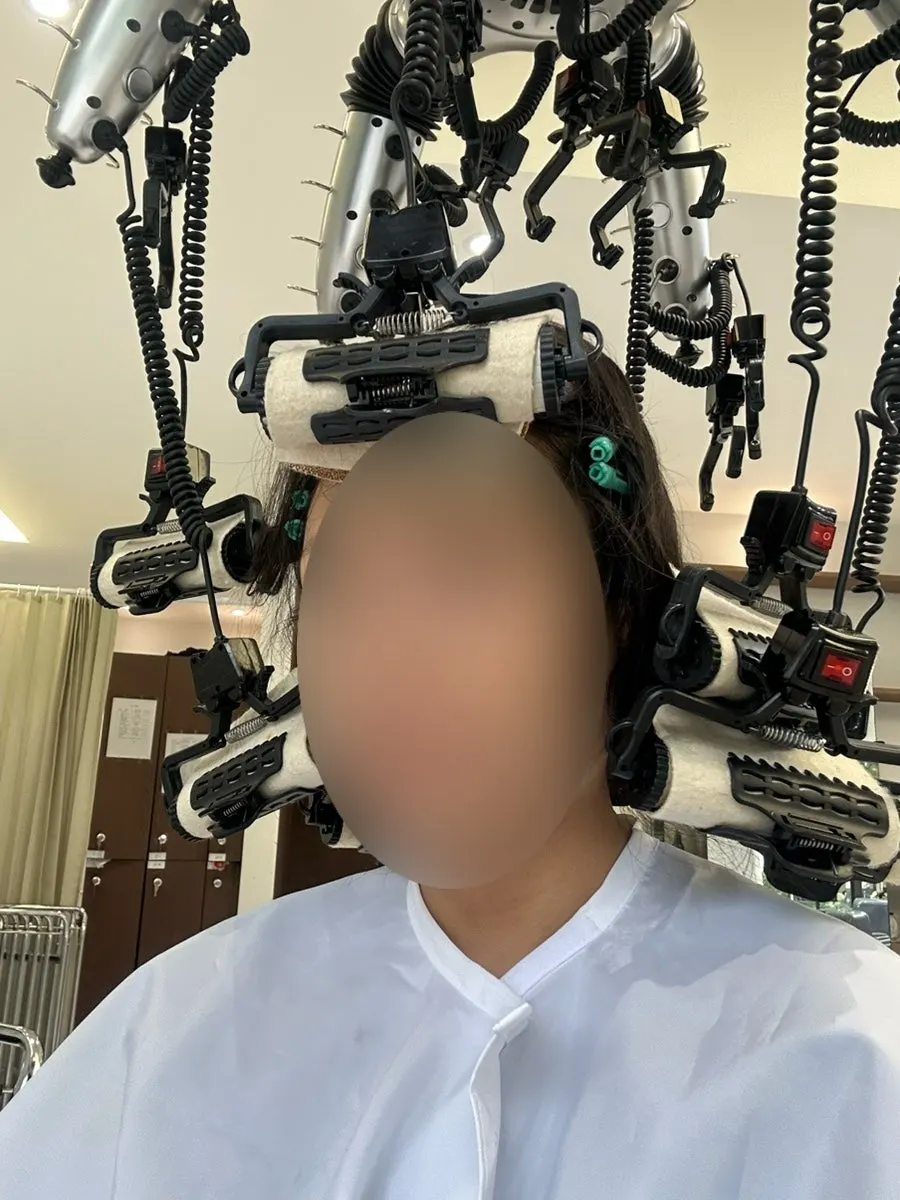 모발 아래쪽에 C컬을 잡는 과정