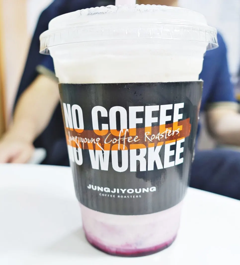 Blueberry yogurt smoothie from Jeong Ji-young Coffee Roasters