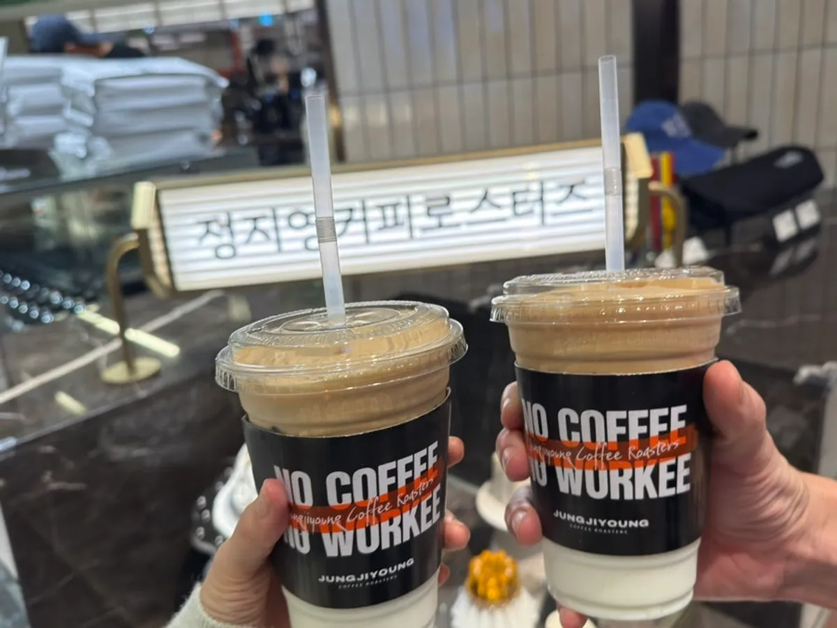 층층이 레이어드된 시그니처 코코넛 커피