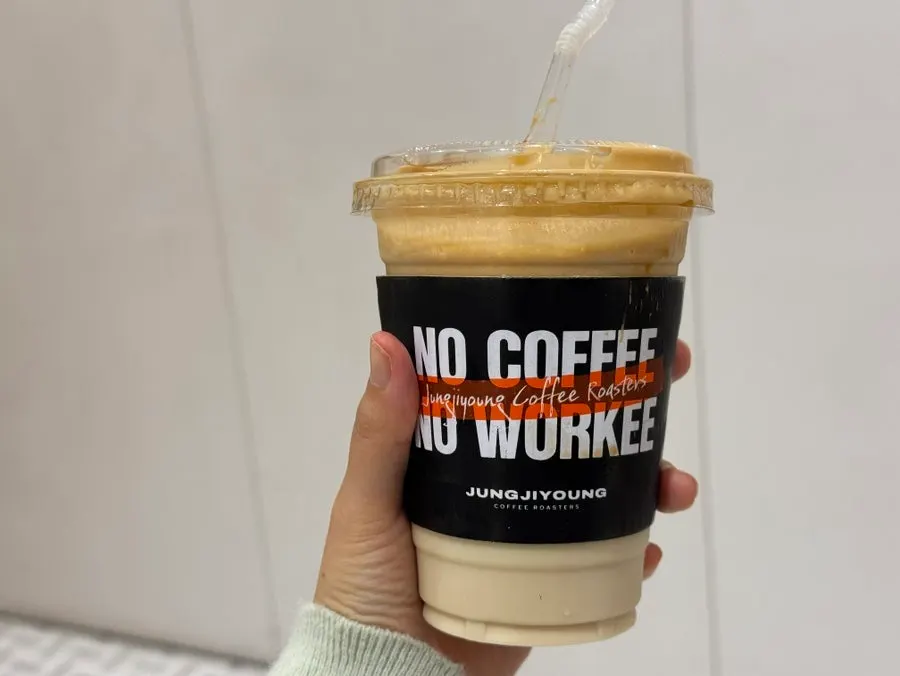 잘 섞은 코코넛 커피를 들고 있는 모습