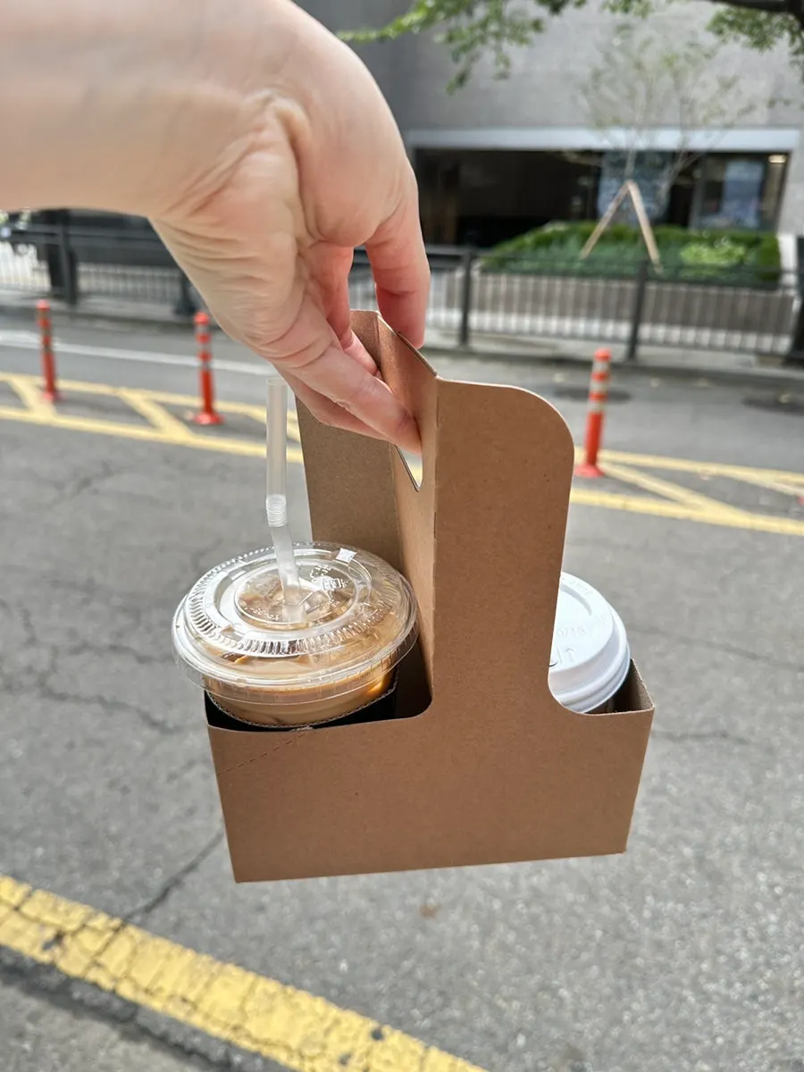 포장한 아메리카노와 카페라떼 두 잔