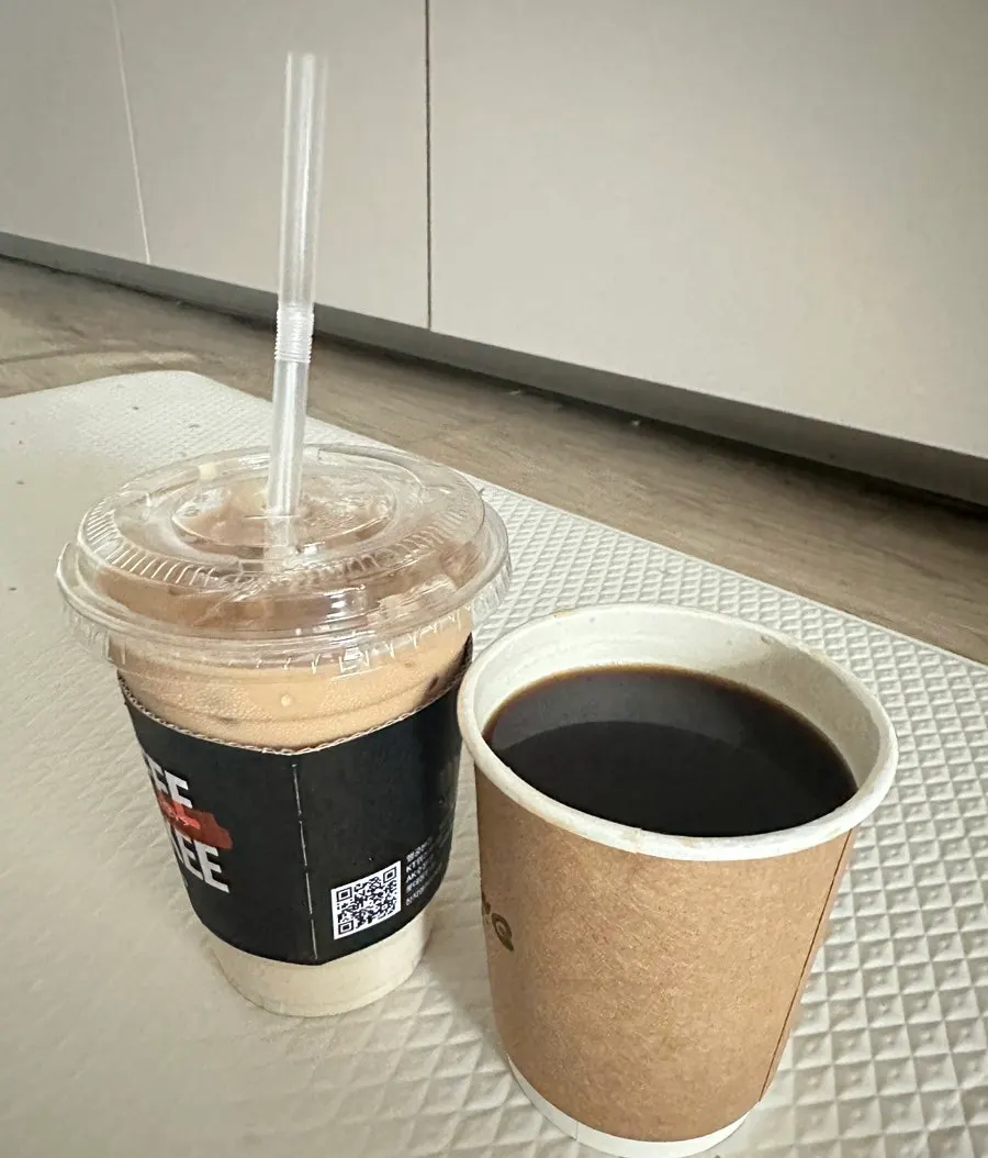 집으로 가져온 테이크아웃 커피