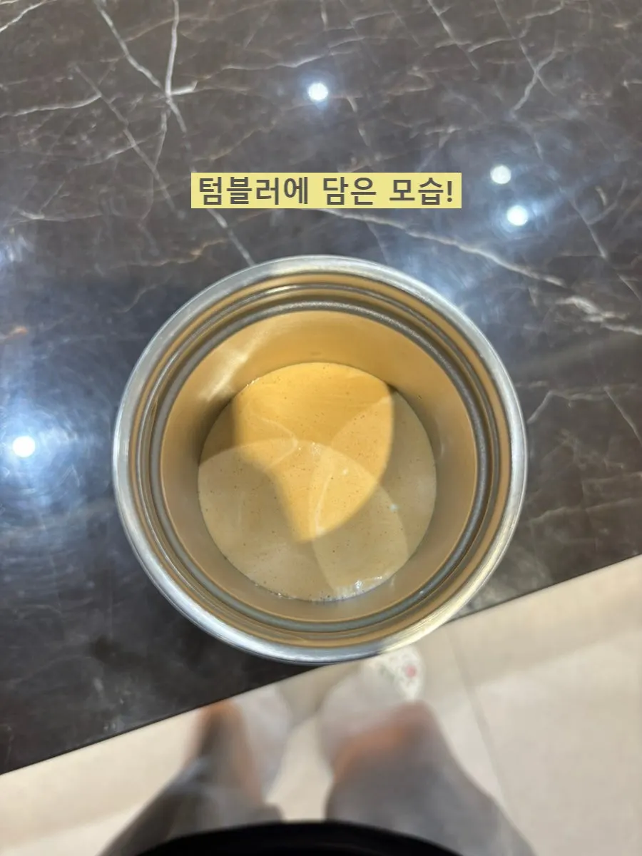 카페 메뉴 안내와 매장 진열