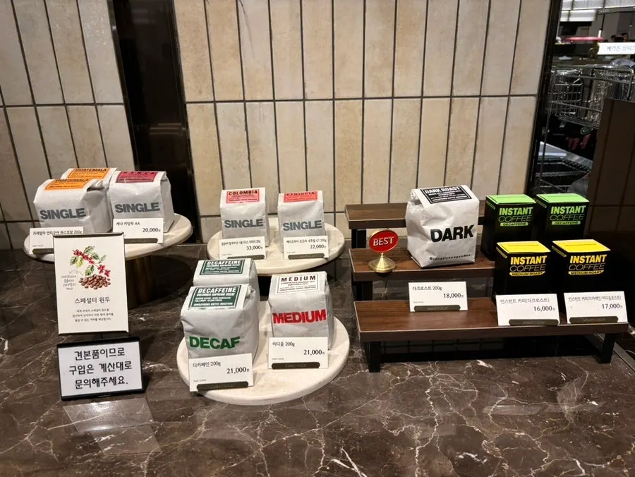 NO COFFEE NO WORKEE 문구가 있는 굿즈 진열