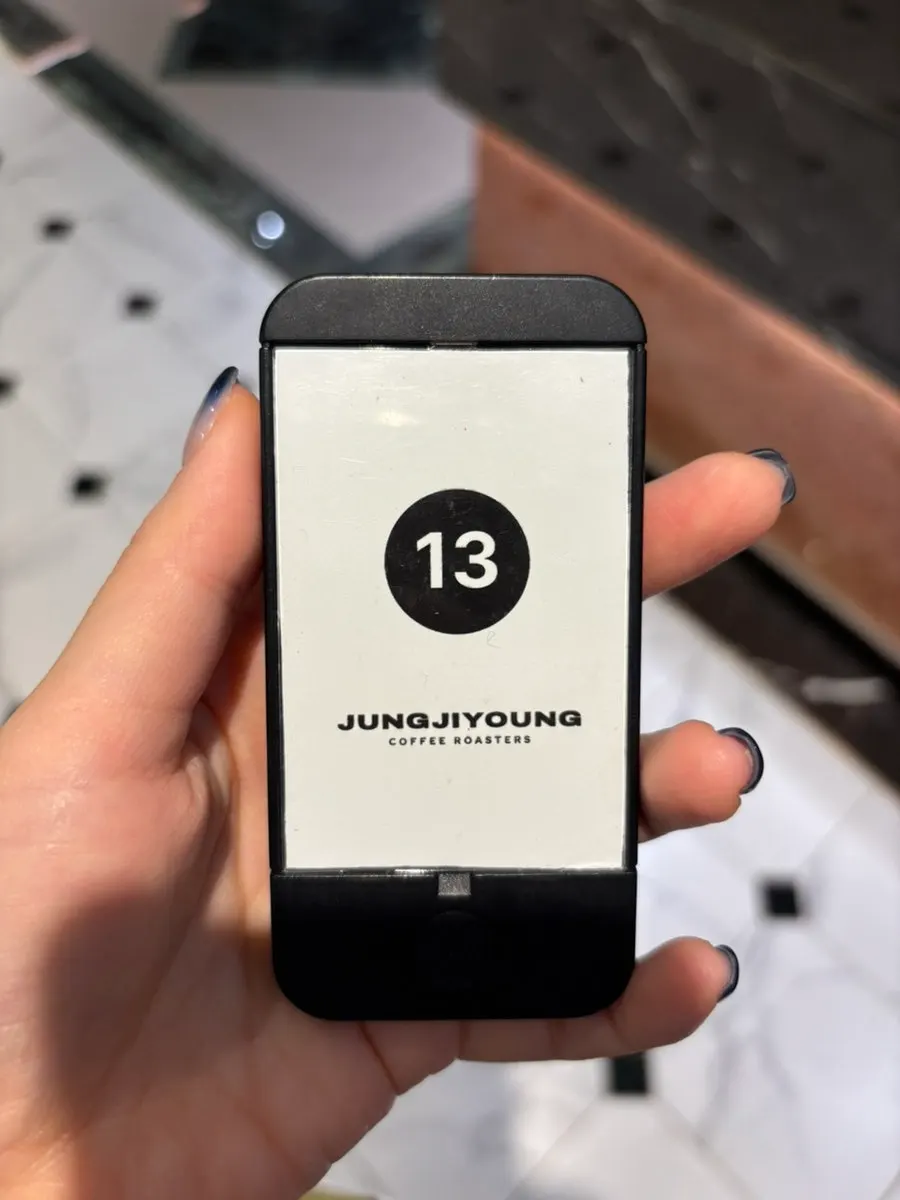 진동벨을 들고 커피를 기다리는 모습