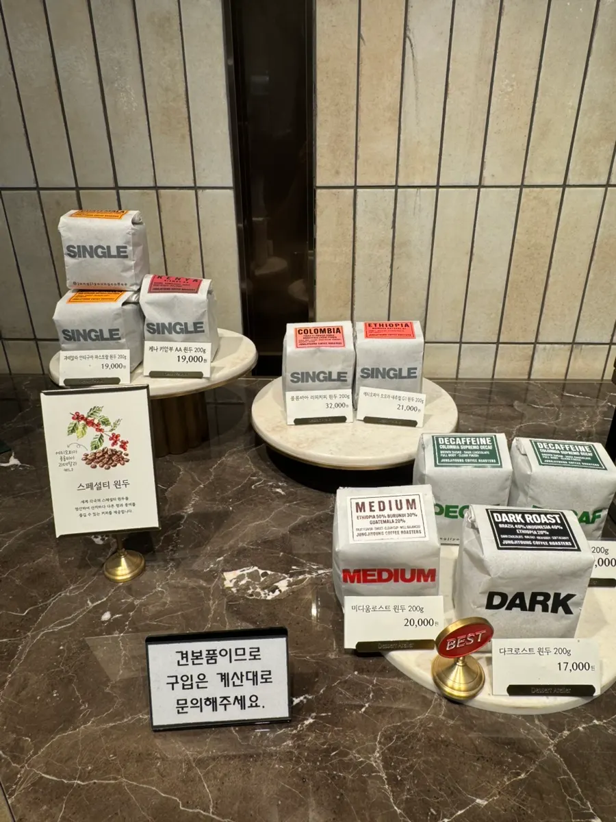 레트로한 스티커 브랜딩이 보이는 매장 내부