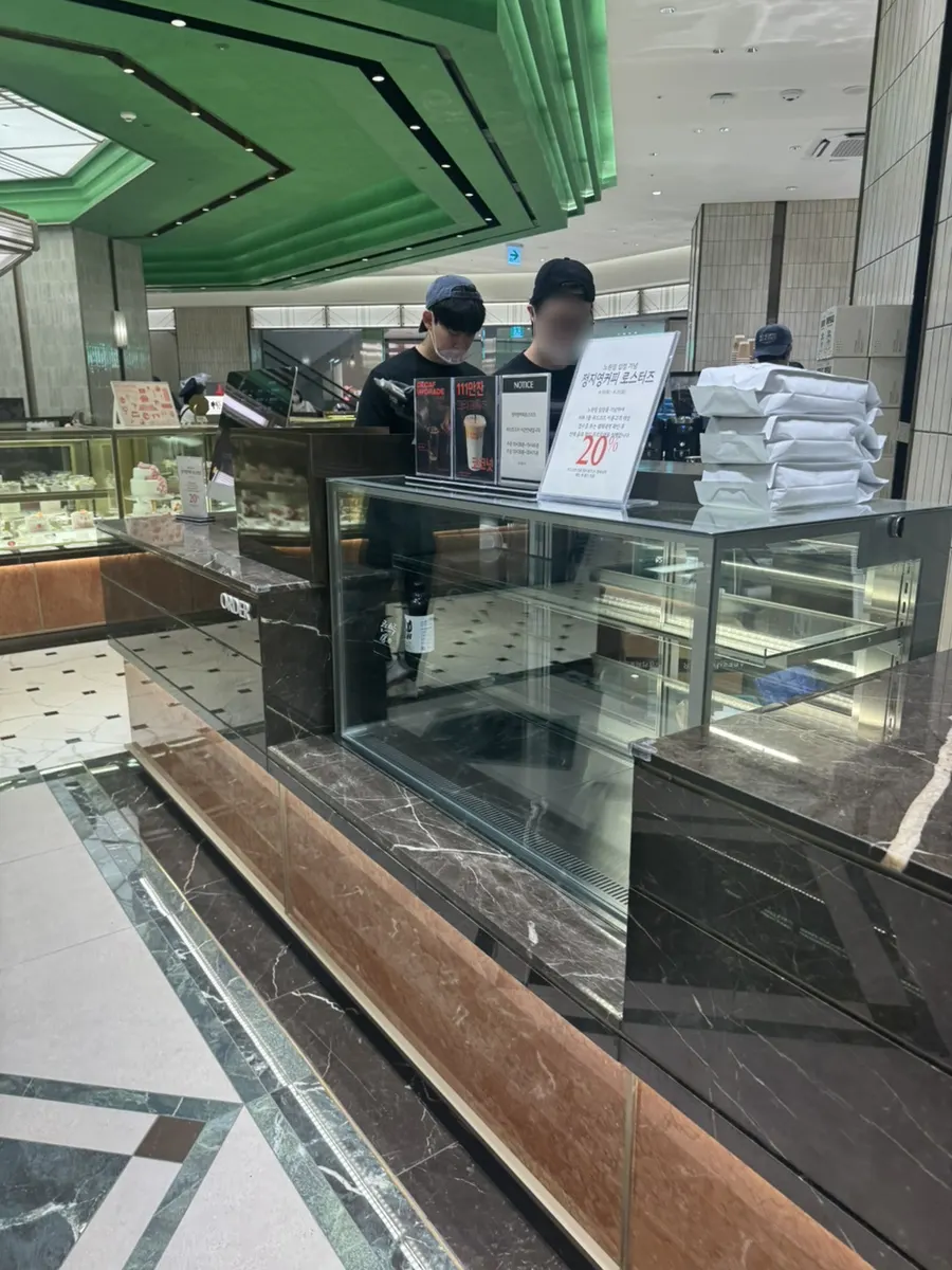 드립백과 자체 원두가 놓인 굿즈 코너