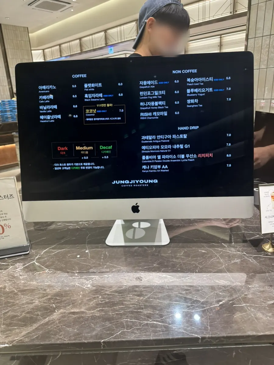 머그컵과 스티커 등 브랜드 굿즈 진열대