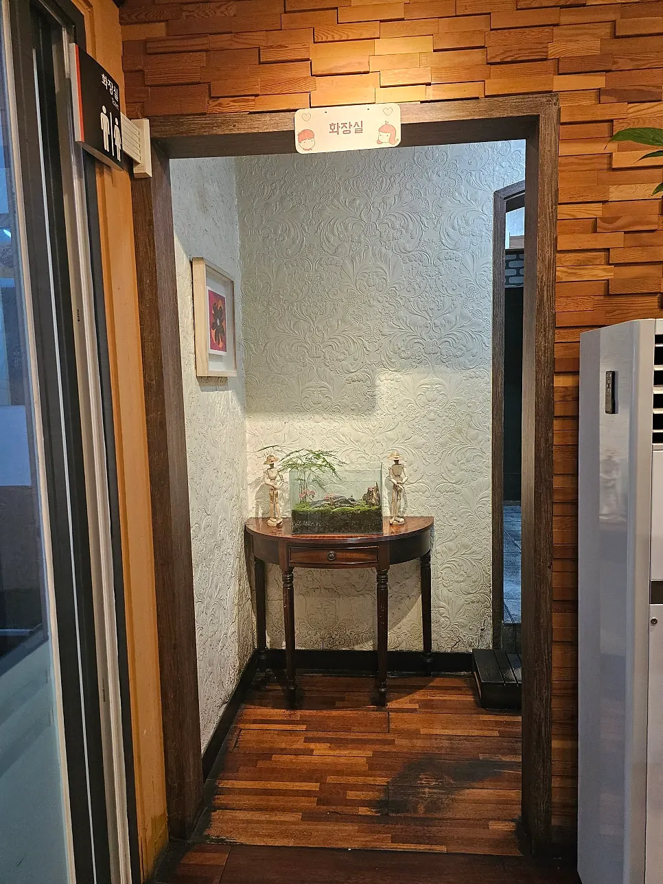 매장 내부 화장실 입구와 공간