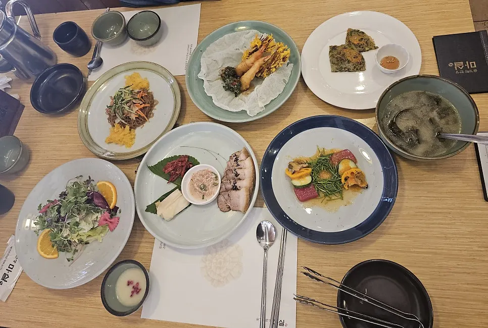 계절나물과 배추김치를 곁들인 한상