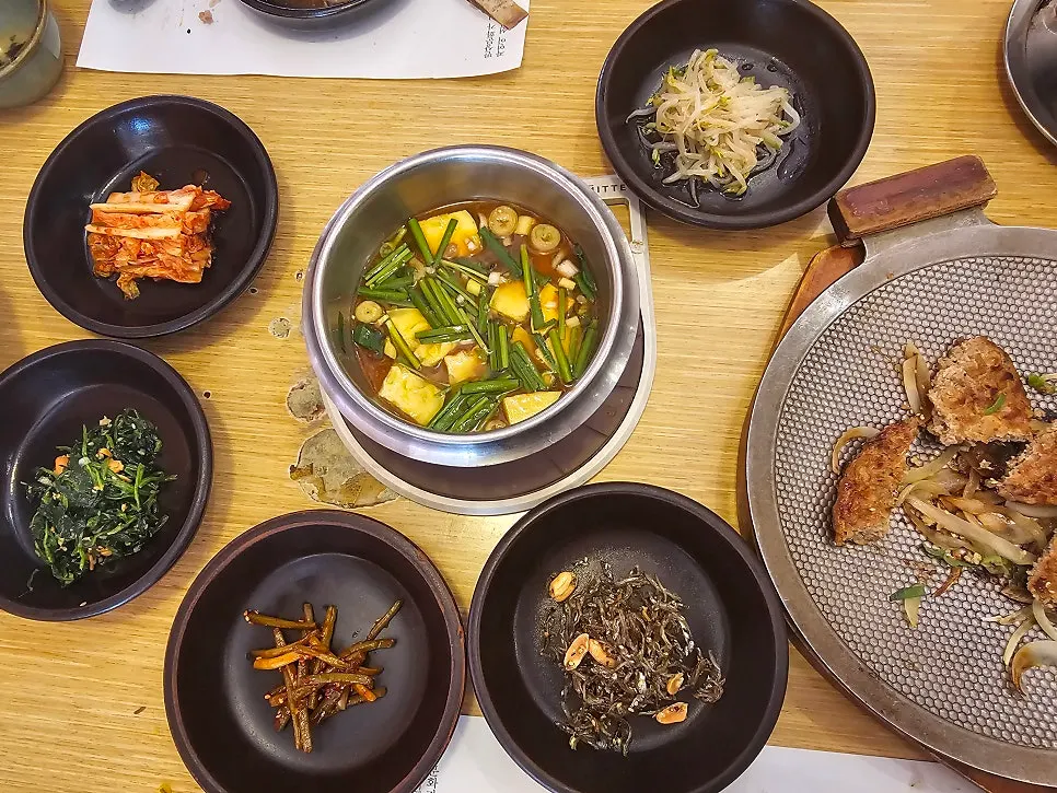 벚꽃밥과 전골로 차린 한식 상차림