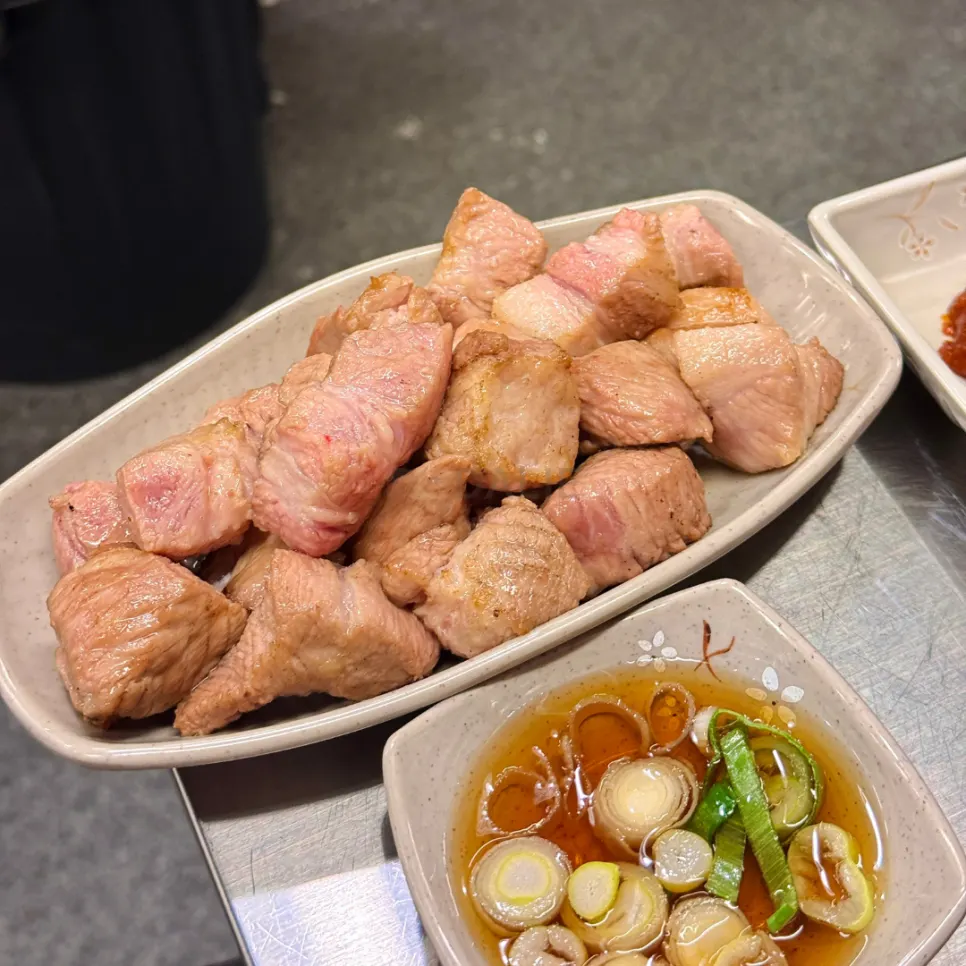Daging pra-panggang dimasak hingga siap di meja