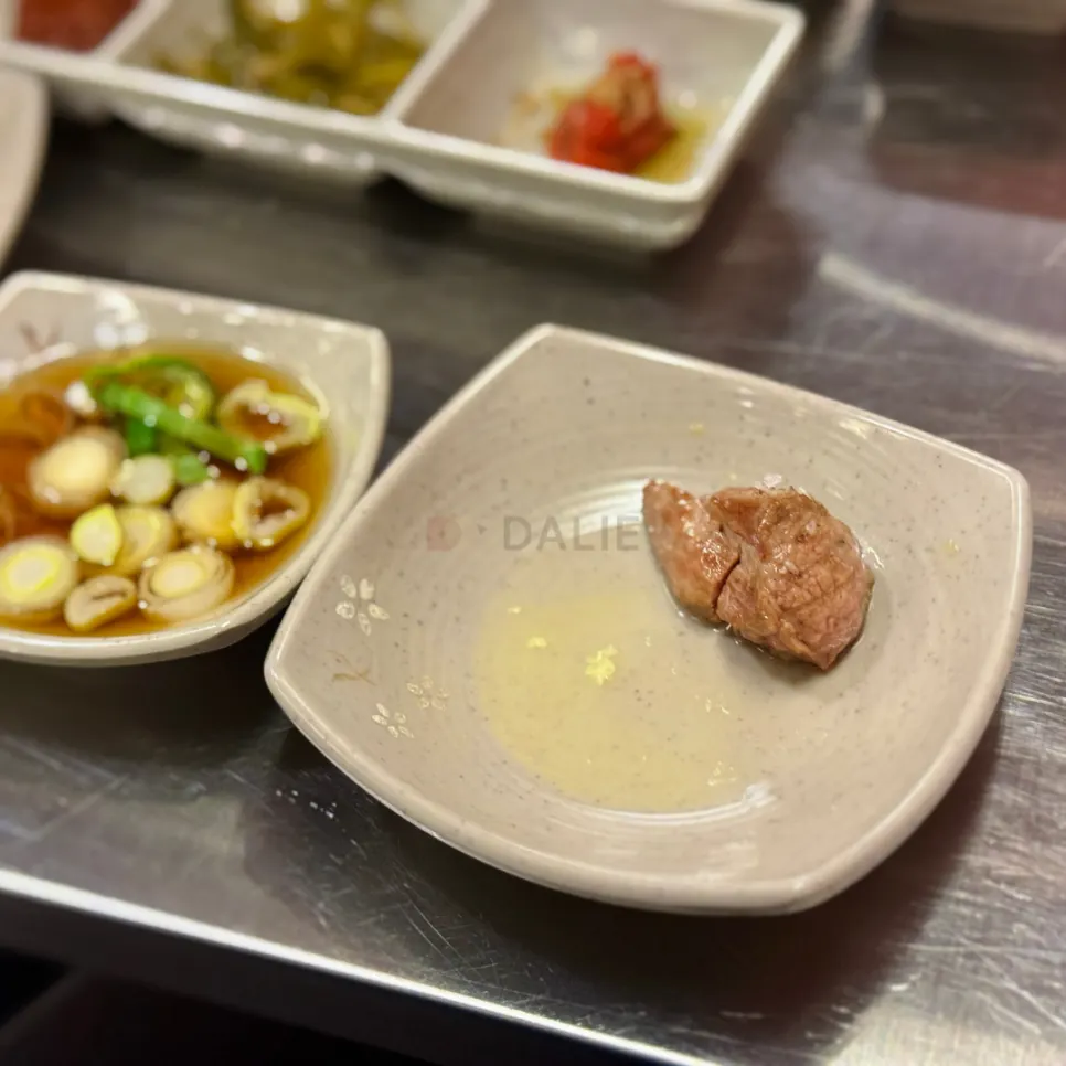 Leher babi yang dipanggang pada masa sesuai untuk dimakan