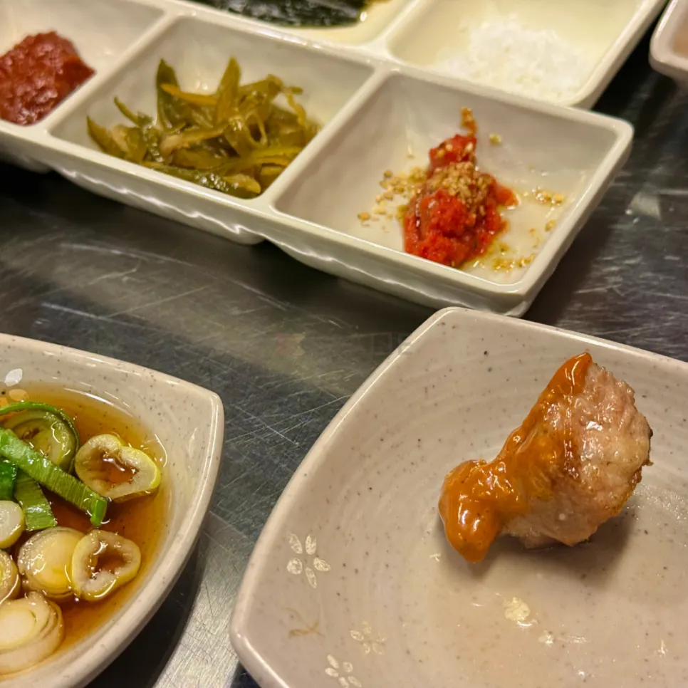 Daging dipadankan dengan sos tonkatsu